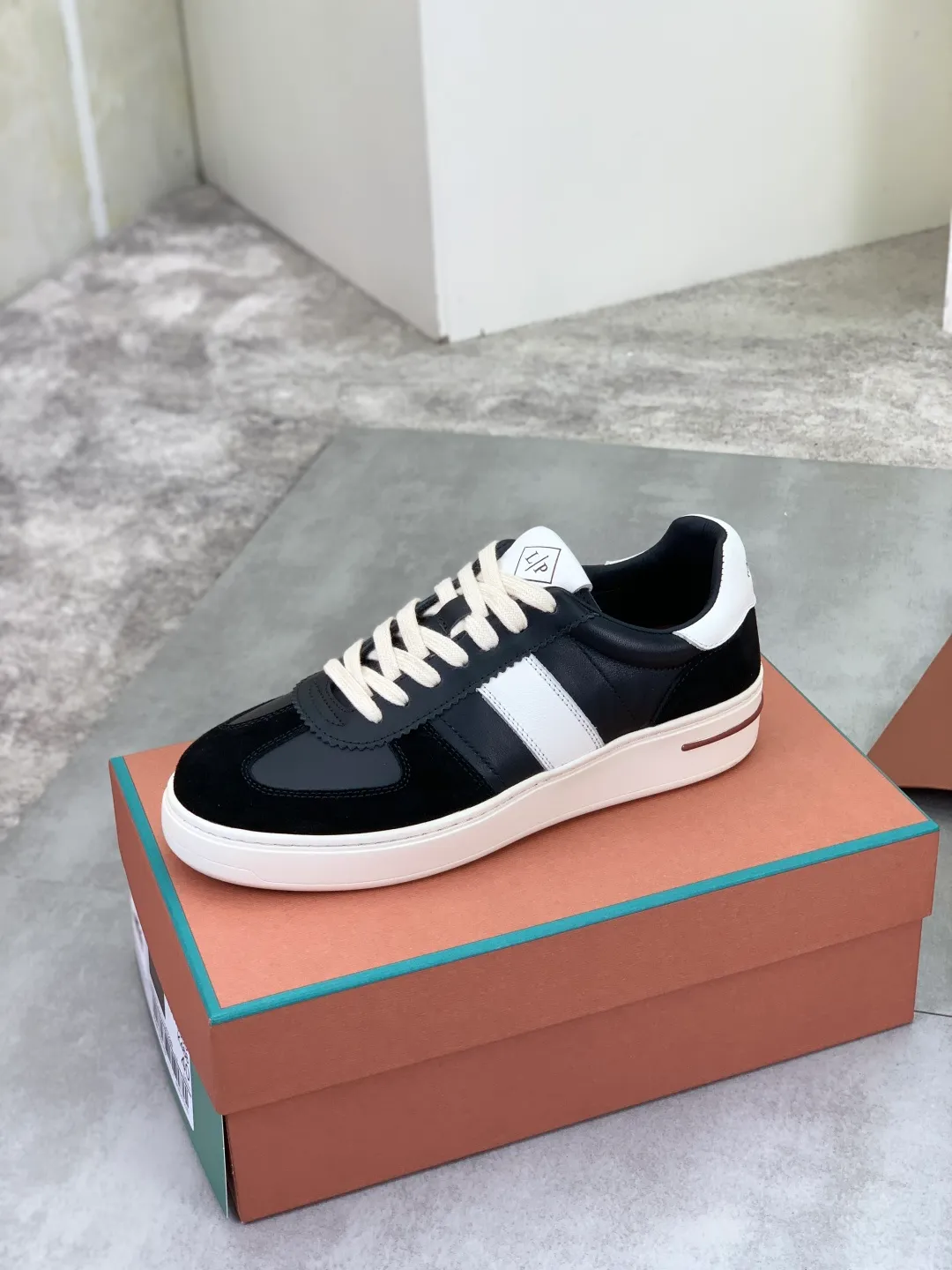 Men's men's shoes 💰P560 New style 💰High quality The latest casual shoes Loro Piana 💯Top grade💯Buy the original copy💯 Founded the existing Loro Piana company on April 24, 1924. It is now the sixth generation of family business, providing top quality products to customers who are discerning in taste and quality. Imported original fly woven fabric with cowhide fabric, plain calfskin lining. Hand-sewn thread with cowhide feet. Original packaging. Number of yards: 38-44 (customized for 45 and 46). 2️⃣ colors available.